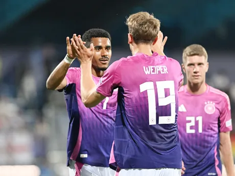Ansgar Knauff (vľavo) a Nelson Weiper sa tešia po strelenom góle v zápase Anglicko - Nemecko v skupine B na EURO U21 2025.