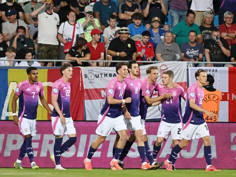 Nemeckí futbalisti sa tešia po strelenom góle v zápase Anglicko - Nemecko v skupine B na EURO U21 2025.