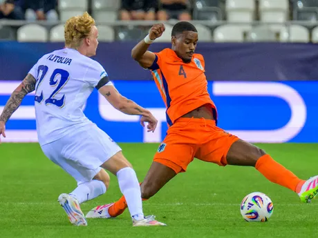 Miska Ylitolva (vľavo) a Jorrel Hato v zápase Fínsko - Holandsko v skupine D na EURO U21 2025.