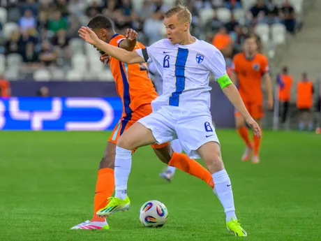 Jorrel Hato (vľavo) a Santeri Väänänen v zápase Fínsko - Holandsko v skupine D na EURO U21 2025.