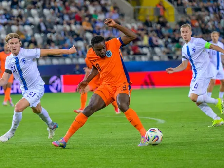 Zľava Ville Koski, Noah Ohio a Santeri Väänänen v zápase Fínsko - Holandsko v skupine D na EURO U21 2025.