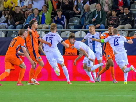 Fínski futbalisti sa tešia po strelenom góle v zápase Fínsko - Holandsko v skupine D na EURO U21 2025.