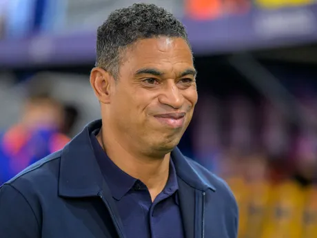 Tréner Michael Reiziger počas zápasu Fínsko - Holandsko v skupine D na EURO U21 2025.