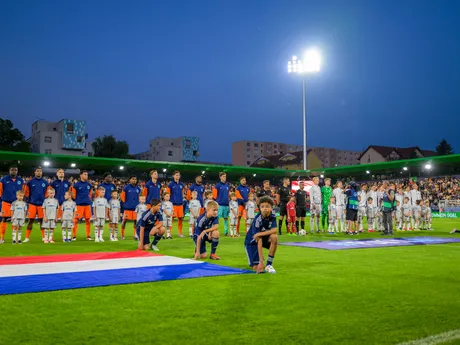 Na snímke zľava tím Holandska a Dánska pred zápasom základnej D-skupiny Holandsko - Dánsko