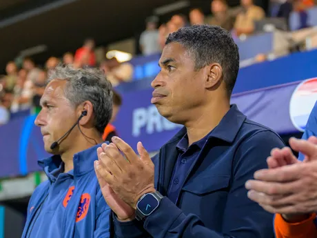Tréner Holandska Michael Reiziger (uprostred) počas zápasu základnej D-skupiny Holandsko - Dánsko