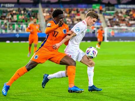 Na snímke zľava futbalista Ernest Poku (Holandsko) a hráč Elias Jelert (Dánsko) počas zápasu základnej D-skupiny Holandsko - Dánsko