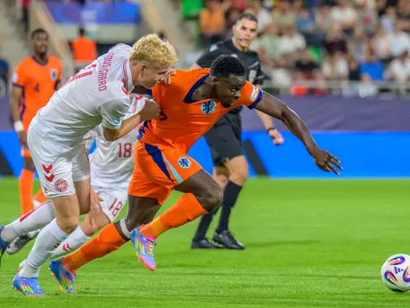 Na snímke zľava futbalista Oliver Provstgaard (Dánsko) a hráč Noah Ohio (Holandsko) počas zápasu základnej D-skupiny Holandsko - Dánsko