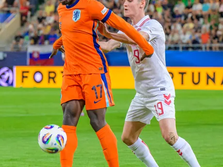 Zľava futbalista Ernest Boku (Holandsko) a hráč Elias Jelert (Dánsko) počas zápasu základnej D-skupiny Holandsko - Dánsko