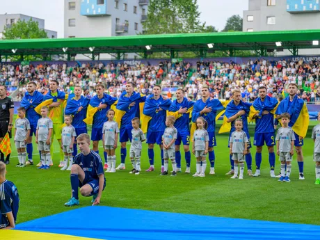 Ukrajinskí futbalisti spievajú hymnu pred zápasom základnej D-skupiny Holandsko - Ukrajina na majstrovstvách Európy hráčov do 21 rokov v Prešove