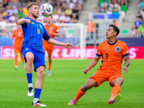 zľava futbalista Vladyslav Vanat (Ukrajina) a hráč Million Manhoef (Holandsko) počas zápasu základnej D-skupiny Holandsko - Ukrajina