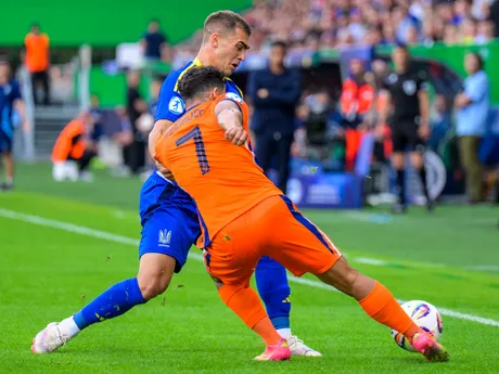 zľava futbalista Konstiantyn Vivčarenko (Ukrajina) a hráč Million Manhoef (Holandsko) počas zápasu základnej D-skupiny Holandsko - Ukrajina