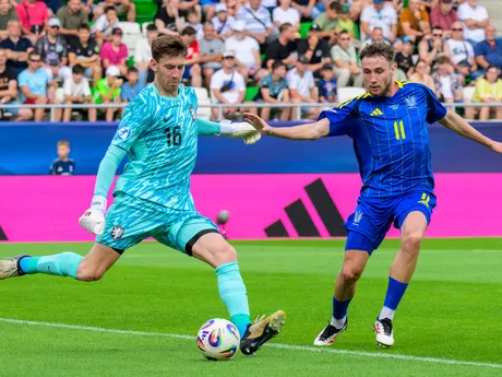zľava brankár Robin Roefs (Holandsko)  Vladyslav Vanat (Ukrajina) počas zápasu základnej D-skupiny Holandsko - Ukrajina na majstrovstvách Európy hráčov do 21 rokov v Prešove
