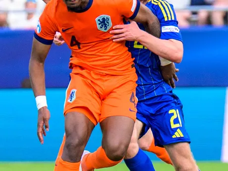 vpredu zľava futbalista Jorrel Hato (Holandsko) a hráč Maxim Bragaru (Ukrajina) počas zápasu základnej D-skupiny Holandsko - Ukrajina na majstrovstvách Európy hráčov do 21 rokov