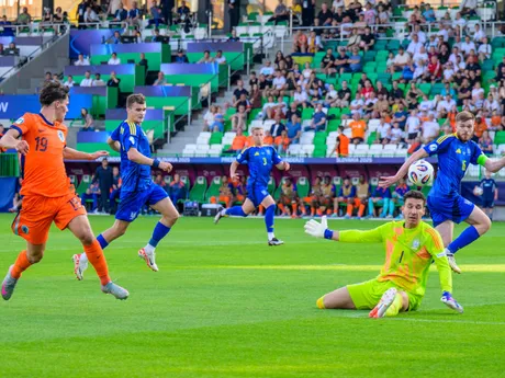 vľavo Thom Van Bergen (Holandsko) strieľa druhý gól Holandska počas zápasu základnej D-skupiny Holandsko - Ukrajina na majstrovstvách Európy hráčov do 21 rokov v Prešove