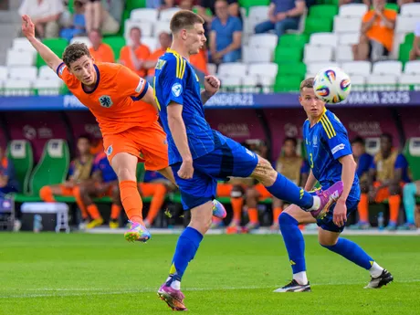 zľava Ruben van Bommel (Holandsko), Oleg Očeretko, Iľja Krupskij (obaja Ukrajina) počas zápasu základnej D-skupiny Holandsko - Ukrajina na majstrovstvách Európy hráčov do 21 rokov