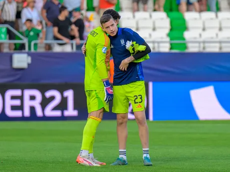zľava brankár Ruslan Neshcheret a Vladyslav Veleten (obaja Ukrajina) smútia po prehre v zápase základnej D-skupiny Holandsko - Ukrajina na majstrovstvách Európy hráčov do 21 rokov