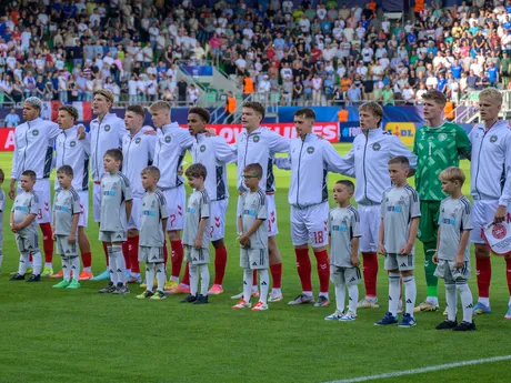 Futbalisti Dánska počas zápasu Dánsko - Francúzsko vo štvrťfinále na EURO U21 2025 (ME vo futbale do 21 rokov).