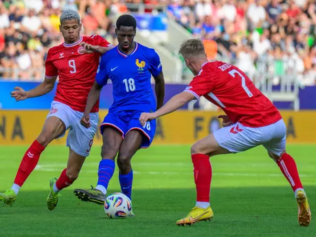 William Osula (Dánsko), Djaoui Cisse (Francúzsko) a Isak Jensen (Dánsko) počas zápasu Dánsko - Francúzsko vo štvrťfinále na EURO U21 2025 (ME vo futbale do 21 rokov).