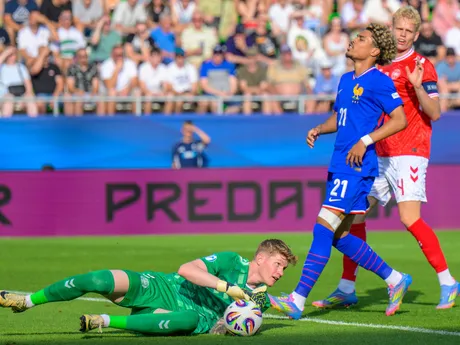 Andreas Jungdal (Dánsko), Félix Lemarechal (Francúzsko), Oliver Provstgaard (Dánsko) počas zápasu Dánsko - Francúzsko vo štvrťfinále na EURO U21 2025 (ME vo futbale do 21 rokov).