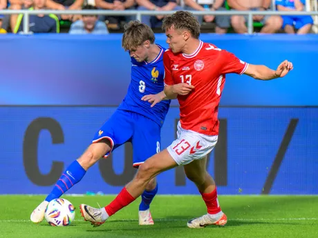 Johann Lepenant (Francúzsko), Victor Bak Jensen (Dánsko) počas zápasu Dánsko - Francúzsko vo štvrťfinále na EURO U21 2025 (ME vo futbale do 21 rokov).