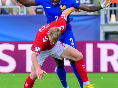 Isak Jensen (Dánsko), Castello Lukeba (Francúzsko) počas zápasu Dánsko - Francúzsko vo štvrťfinále na EURO U21 2025 (ME vo futbale do 21 rokov).