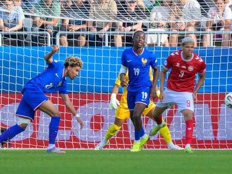 Félix Lemarechal, Ismaël Doukoure (obaja Francúzsko), William Osula (Dánsko) počas zápasu Dánsko - Francúzsko vo štvrťfinále na EURO U21 2025 (ME vo futbale do 21 rokov).