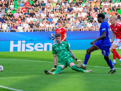 Andreas Jungdal (Dánsko), Djaoui Cisse (Francúzsko) a Oliver Provstgaard (Dánsko) počas zápasu Dánsko - Francúzsko vo štvrťfinále na EURO U21 2025 (ME vo futbale do 21 rokov).
