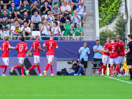 Radosť futbalistov Dánska počas zápasu Dánsko - Francúzsko vo štvrťfinále na EURO U21 2025 (ME vo futbale do 21 rokov).