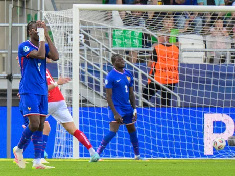 Francúzi smútia po druhom góle Dánska počas zápasu Dánsko - Francúzsko vo štvrťfinále na EURO U21 2025 (ME vo futbale do 21 rokov).