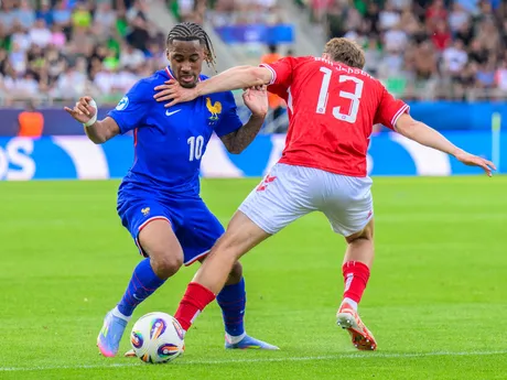 Wilson Odobert (Francúzsko), Victor Bak Jensen (Dánsko) počas zápasu Dánsko - Francúzsko vo štvrťfinále na EURO U21 2025 (ME vo futbale do 21 rokov).