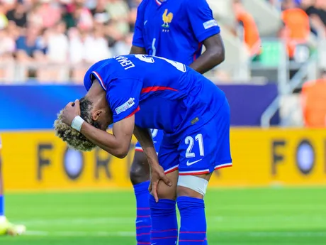 Francúzi zúfajú počas zápasu Dánsko - Francúzsko vo štvrťfinále na EURO U21 2025 (ME vo futbale do 21 rokov).