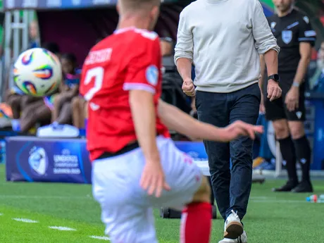 Hlavný tréner Dánska Steffen Hojer počas zápasu Dánsko - Francúzsko vo štvrťfinále na EURO U21 2025 (ME vo futbale do 21 rokov).