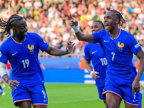 Ismaël Doukoure, Mathys Tel (Francúzsko) sa tešia z tretieho gólu počas zápasu Dánsko - Francúzsko vo štvrťfinále na EURO U21 2025 (ME vo futbale do 21 rokov).