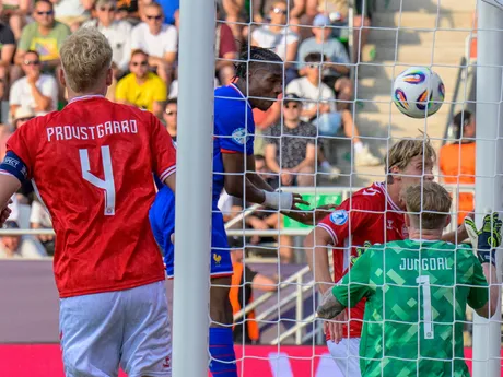 Oliver Provstgaard (Dánsko), Mathys Tel (Francúzsko), Isak Jensen a Andreas Jungdal (obaja Dánsko) ppočas zápasu Dánsko - Francúzsko vo štvrťfinále na EURO U21 2025 (ME vo futbale do 21 rokov).