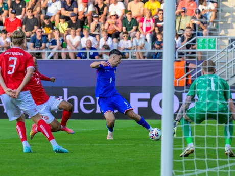 Thomas Kristensen, Noah Nartey (obaja Dánsko), Matthis Abline (Francúzsko) a brankár Andreas Jungdal (Dánsko) počas zápasu Dánsko - Francúzsko vo štvrťfinále na EURO U21 2025 (ME vo futbale do 21 rokov).