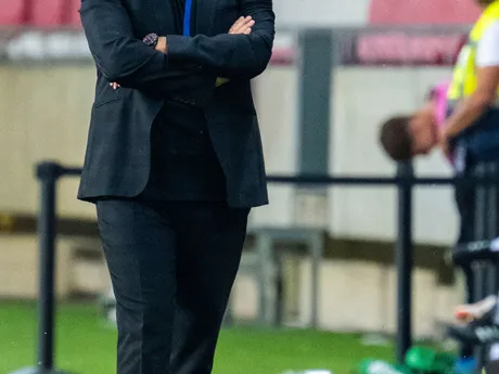 Tréner izraelskej futbalovej reprezentácie Ran Ben Simon počas prípravného zápasu Izrael – Slovensko v maďarskom Debrecíne.