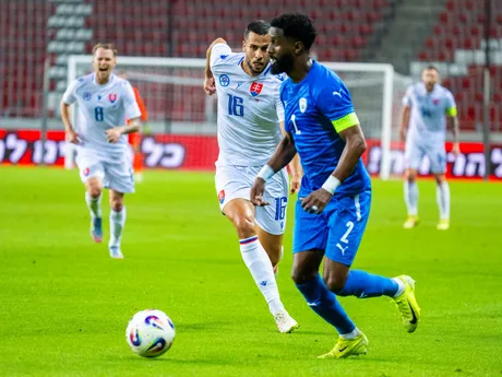 Dávid Hancko (Slovensko) a Eli Dasa (Izrael) počas prípravného zápasu.