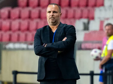 Tréner izraelskej futbalovej reprezentácie Ran Ben Simon počas prípravného zápasu Izrael – Slovensko v maďarskom Debrecíne.