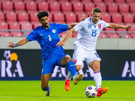 Roy Revivo (Izrael) a Patrik Hrošovský (Slovensko) počas prípravného zápasu.