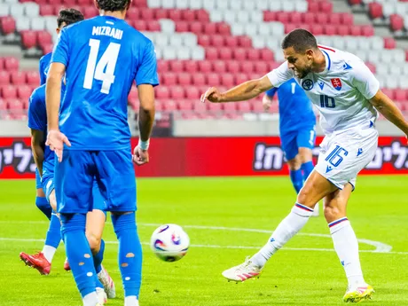 Guy Mizrahi (Izrael) a Dávid Hancko (Slovensko) strieľa na bránu počas prípravného zápasu.
