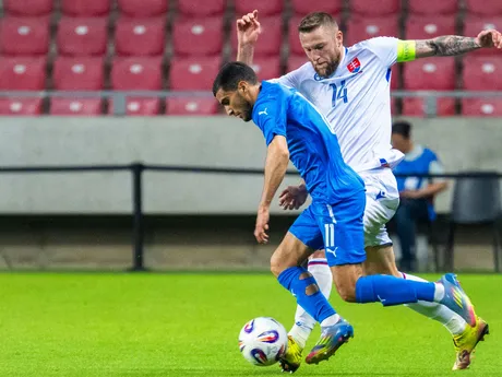 Liel Abada (Izrael) a Milan Škriniar (Slovensko) počas prípravného zápasu.