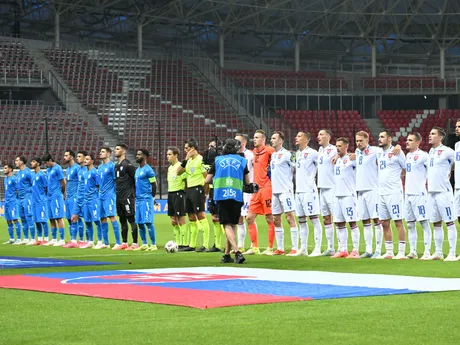 Zľava hráči Izraela a SR pred začiatkom prípravného zápasu Izrael – Slovensko v maďarskom Debrecíne.