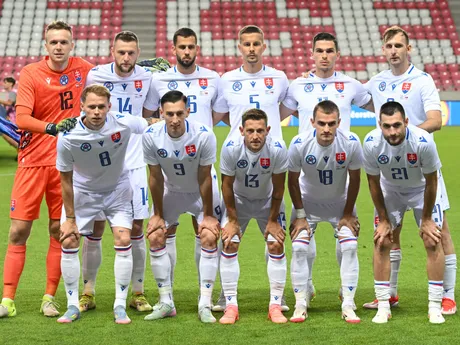 Slovenskí futbalisti pózujú pred začiatkom prípravného zápasu Izrael – Slovensko.