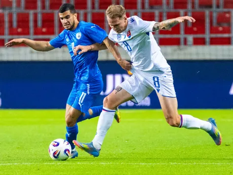 Liel Abada (Izrael) a Ondrej Duda (Slovensko) počas prípravného zápasu.