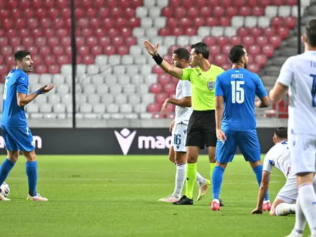 Ľubomír Tupta a v pozadí uprostred Dávid Hancko (obaja Slovensko) v konfrontácii s izraelskými hráčmi počas prípravného zápasu Izrael – Slovensko v maďarskom Debrecíne.