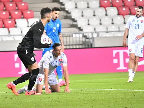 Brankár Izraela Glazer a Róbert Boženík (Slovensko) a vpravo Matúš Bero (Slovensko) počas prípravného zápasu Izrael – Slovensko v maďarskom Debrecíne.