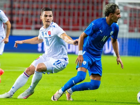 Ľubomír Tupta (Slovensko) a Guy Mizrahi (Izrael) počas prípravného zápasu Izrael – Slovensko v maďarskom Debrecíne.