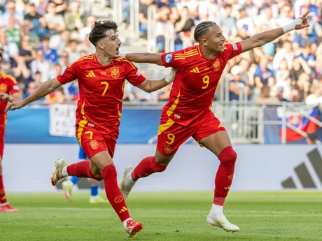 Mateo Joseph a Diego Lopez sa tešia po strelenom góle v zápase Slovensko - Španielsko v skupine A na EURO U21 2025 (ME vo futbale do 21 rokov).