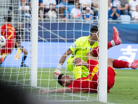 Marc Pubill po strelenom góle na 1:0, vedľa neho brankár Ľubomír Belko v zápase Slovensko - Španielsko v skupine A na EURO U21 2025 (ME vo futbale do 21 rokov).