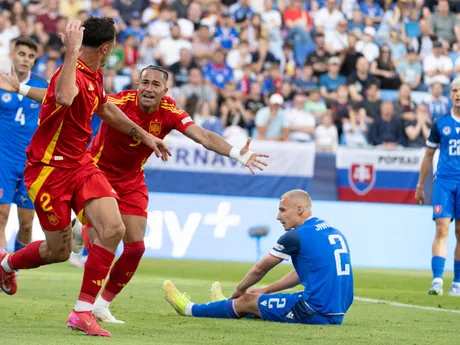 Marc Pubill a Mateo Joseph sa tešia po strelenom góle v zápase Slovensko - Španielsko v skupine A na EURO U21 2025 (ME vo futbale do 21 rokov). V pozadí zľava Adam Obert, Jakub Jakubko a Tomáš Rigo